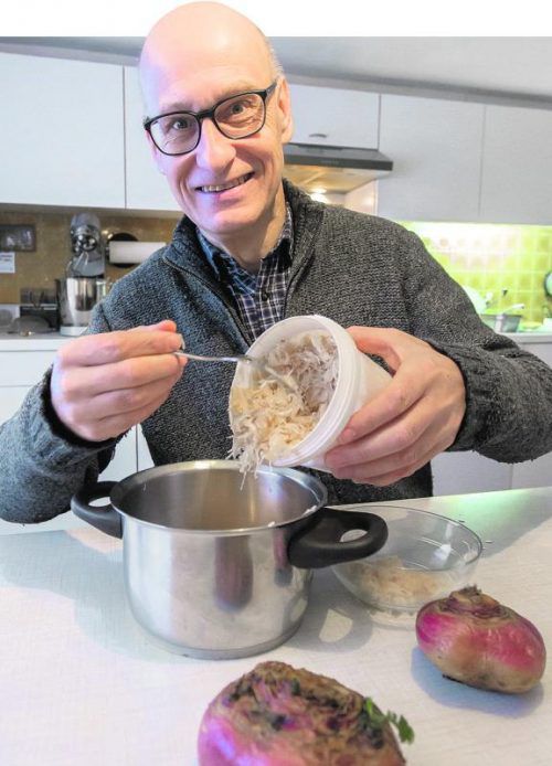 Richard Dietrich schwört auf „Sure Rüba“: „Roh schmecken sie ähnlich wie Rettich oder Karfiol.“ Foto: VN/Paulitsch
