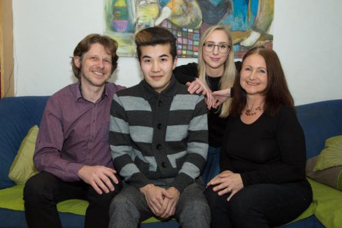 Robert, Tochter Kathleen und Jenny (v. l.) mit Taha. Foto: VN/Hofmeister