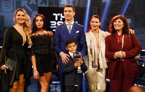 Ronaldo mit Gattin Georgina Rodriguez, seinem Sohn, Mutter Maria und seinen Schwestern Telma und Katia.
