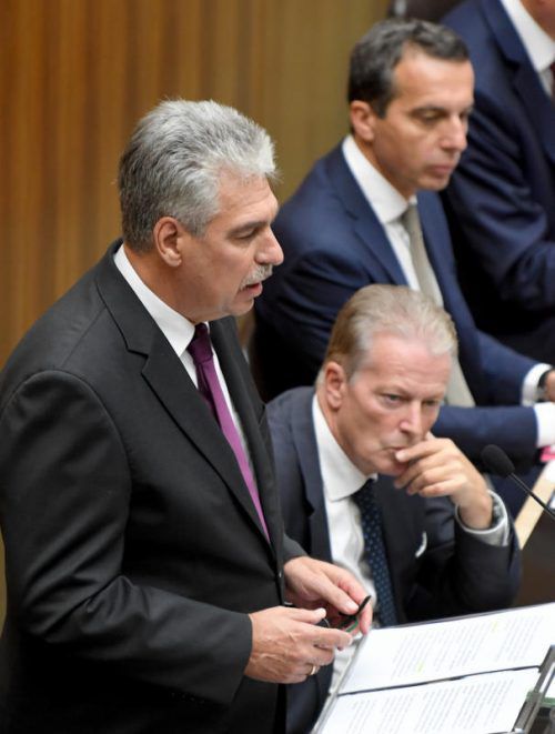 Schelling (v. l.), Mitterlehner und Kern müssen auf einen gemeinsamen Nenner kommen. Sonst droht die Koalition zu platzen.  APA