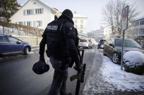 Schwer bewaffnete Einsatzkräfte der Schweizer Polizei suchten nach der Bluttat nach dem Schützen. Foto: APA