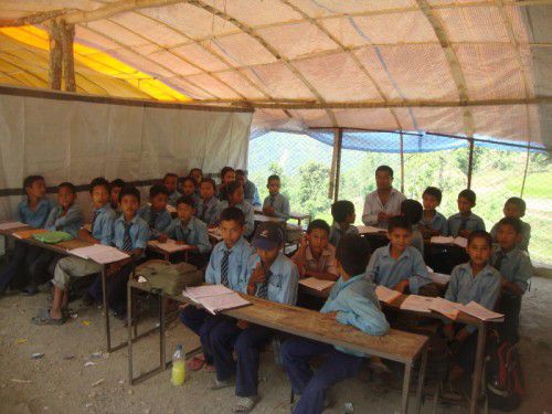 Seit den verheerenden Erdbeben in Nepal müssen viele Kinder in Notschulen unterrichtet werden. Foto: CHay-Ya