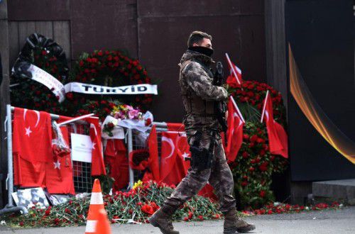 Spezialkräfte der Polizei bewachen den Nachtklub „Reina“. Foto: AFP