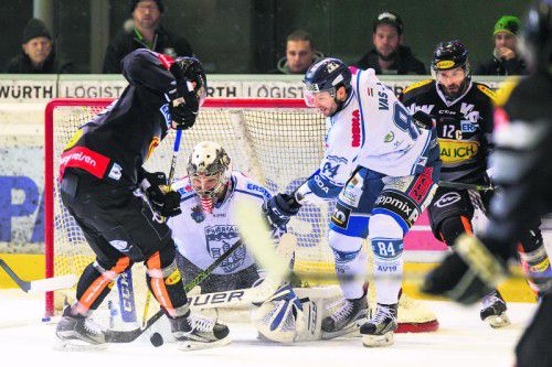 Stefan Häußle (l.) und Niki Petrik machen gegen Fehervars Zoltan Hetenyi und Janos Vas Druck. Foto: Stiplovsek