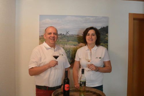 Stefan Krammer und Beate Ströhle freuten sich über die gelungene Eröffnung ihres WeinREGALs.  Fotos: ks