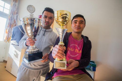 Stolz zeigen Mohammad Ali und Abdull Sattar (v. l.) die Pokale, die sie bei Turnieren gewonnen haben.