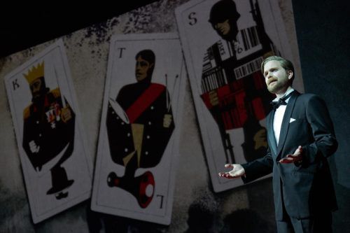 Szene mit dem Lautsprecher im „Kaiser von Atlantis“ an der Kammeroper. Foto: Oper/Prammer