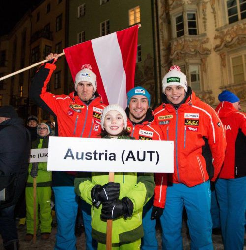 Thomas Steu, Lorenz Koller und Jonas Müller (v. l.) bei der Eröffnungsfeier in der Innsbrucker Altstadt vor dem Goldenen Dachl. Foto: Kristen