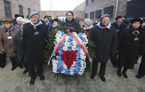 Überlebende des ehemaligen deutschen Vernichtungslagers Auschwitz-Birkenau trafen sich auf dem Gelände des KZ. Foto: AP
