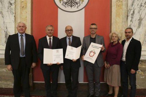 Vertreter der SeneCura und des Landes (M.) nahmen in Wien die Ehrung durch Sozialminister Stöger entgegen. Foto: Senecura