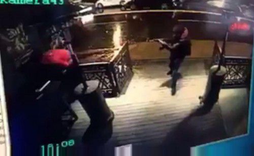 Videobilder des Angriffs zeigen, wie der unbekannte Täter vor dem Eingang in der Nobeldisco mit einem Gewehr schießt. Foto: afp