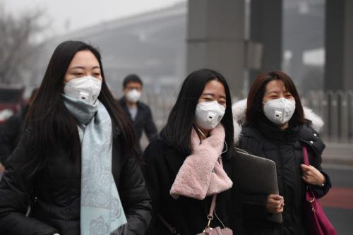 Viele Chinesen versuchen sich mit Atemmasken gegen die schlechte Luft zu schützen. Foto: AFP