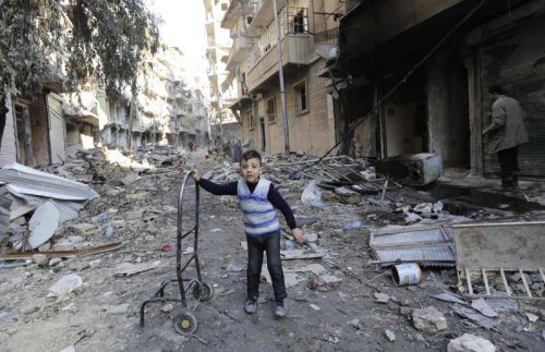 Zerstörung in Aleppo: Bisherige Befriedungsversuche für Syrien sind gescheitert. Nun startet ein weiterer Anlauf.  Foto: AFP
