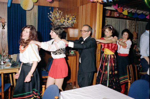 1979 herrschte im Landhaus eine ausgelassene Stimmung: Polonaise mit Landeshauptmann Herbert Keßler.