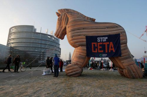 Aktivisten platzieren ein Modell eines trojanisches Pferdes vor dem EU-Parlament.  foto: reuters