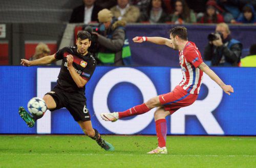 Aleksandar Dragovic (links) im Duell mit Atlético-Torschütze Saúl Ñiguez. Foto: gepa