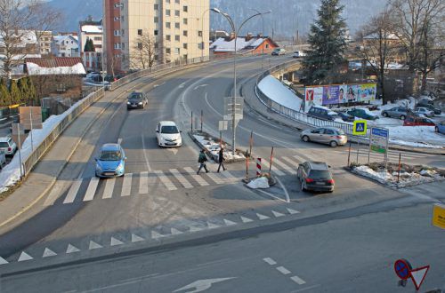 Am Knotenpunkt „Bürser Brücke“ sollen die neue und alte Ortsdurchfahrt künftig ineinanderfließen. Foto: VN/js