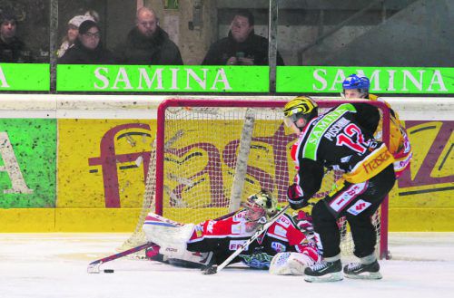Asiago-Torhüter Frederic Cloutier schnappt sich den Puck vor VEU-Stürmer Kevin Puschnik. Foto: Hartinger