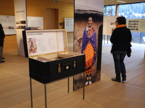 Auf Augenhöhe zeigt das Frauenmuseum zurzeit Geschichten von Maasai-Baumeisterinnen.  Foto: VN/Dietrich