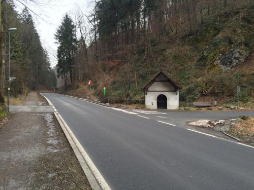 Auf der Tafel unter dem Vordach der Kapelle  ist die Legende des heiligen Loys beschrieben. Foto: doh