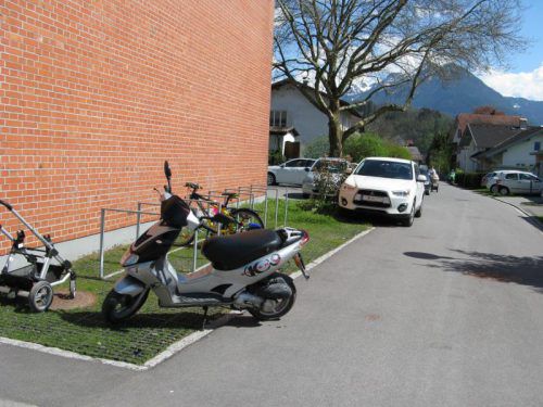 Bei der VS Obdorf werden Wiesen als Parkfläche benutzt.