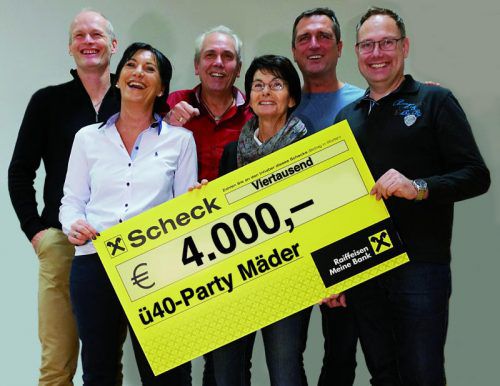 Bei diesem tollen Spendenbetrag, mit dem Familien geholfen wird, hatten alle gut lachen. Foto: verein