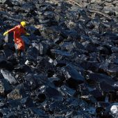 Kampf gegen Ölteppich vor indischer Küste