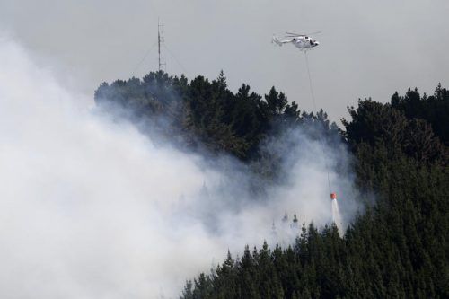 Bei Rettungsarbeiten ist ein Hubschrauber abgestürzt und ein Pilot ums Leben gekommen. Foto: AP