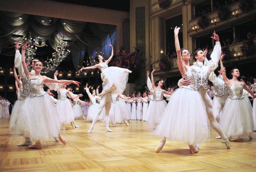 Beschwingt und leichtfüßig schwebten die Balletttänzerinnen und -tänzer über das noble Parkett der Wiener Staatsoper. Fotos: APA