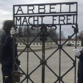Gestohlenes Tor zurück in KZ-Gedenkstätte