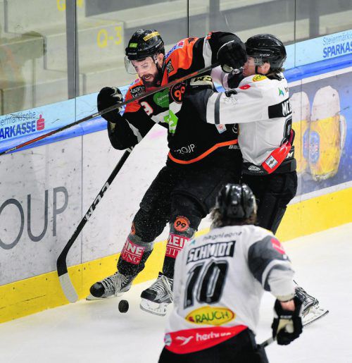 Brock McBride musste gegen Kyle Beach einstecken – Dornbirn lieferte den Grazern am Ende noch ein heißes Duell.  Foto: gepa