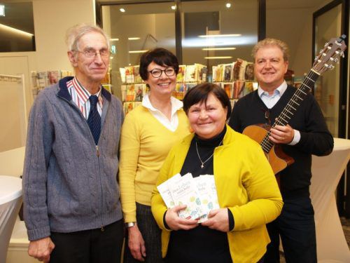 Buchautor Pfarrer Elmar Simma (l.) mit Arche-Geschäftsführerin Irmgard Heil sowie Hildegunde Brunner und Musiker Thomas Ruez . Fotos: SIE