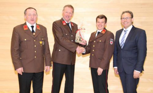 Das neue Ehrenmitglied "Nolde" Flatz flankiert von Kommandant Feichter, Vize Harald Gunz und Bürgermeister Franz Martin.