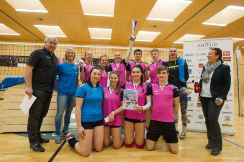 Das Siegerteam: Johanna Eberle, Theresa Beer, Sema Gül Tuluk, David Rinderer (vorne), Susanne Ratz, Estelle Jourdain, Hannah Fink, Lara Häfele, Simon Hinteregger, Theo Reiter und Charlotte Simma (stehend). hartinger