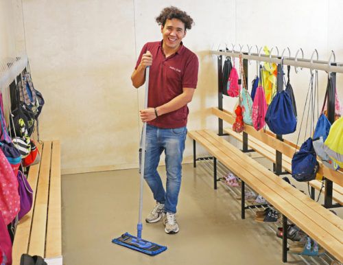 Daud Yaqubi unterstützt seit Oktober das Team der Volksschule Herrenried Hohenems.  Foto: the
