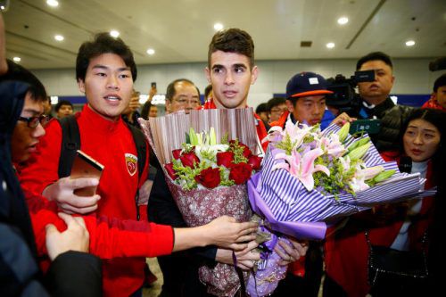Der Brasilianer Oscar (Bildmitte) wechselte um 60 Millionen Euro von Chelsea nach China.  Foto: reuters