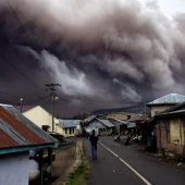 Sinabung schleudert Asche kilometerhoch