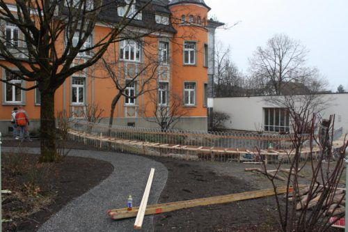 Der Teich muss mit einem Zaun abgesichert werden. doh