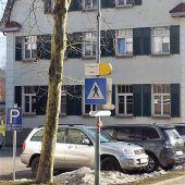 Ein Wegweiser zu viel und ein Straßenschild zu wenig