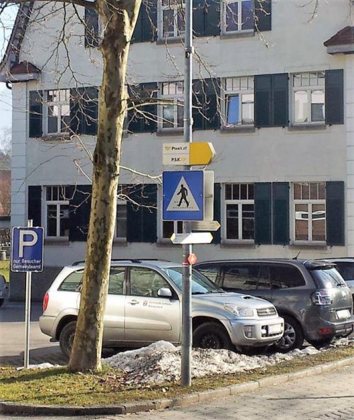 Der überflüssige Wegweiser in Satteins wird entfernt.   Foto: Büfo