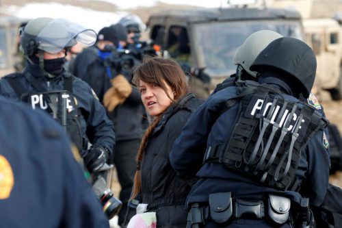 Die Demonstranten wehren sich gegen den Bau einer umstrittenen Ölpipeline. Foto: Reuters