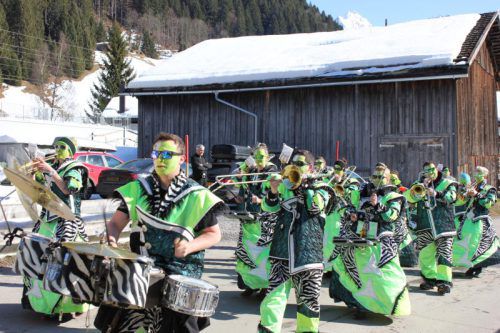 Die Guggamusik sorgte in Gaschurn für ausgelassene Stimmung bei den zahlreichen Schaulustigen, die den 16 Faschingsgruppen zujubelten. Foto: Lisa Lechleitner