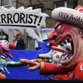 Rosenmontagszug mit beißender Polit-Satire