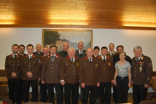 Die Jubilare der Feuerwehr Gisingen mit den Ehrengästen der 100. Jahreshauptversammlung.  Foto: Verein