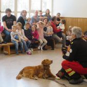 Hundebrigade der Rettung zu Besuch im Kiga