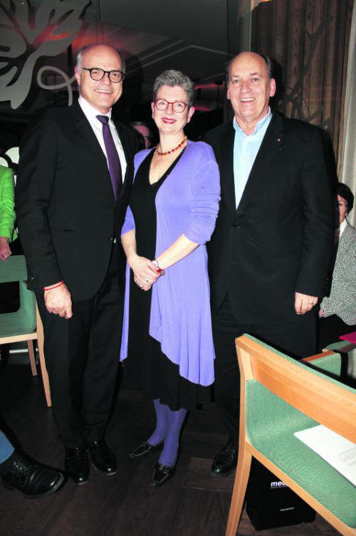 Die Obfrau des Vereins der Vorarlberger in Wien, Ulrike Kinz, kürte Karl Stoss (l.) und Sigi Menz zu den neuen Ehrenmitgliedern.