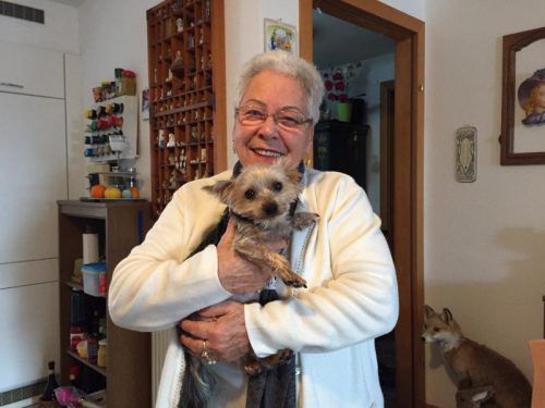 Diebstahlsopfer Judith Rosenberger mit Hündchen Maxi. Foto: Vn/Sohm