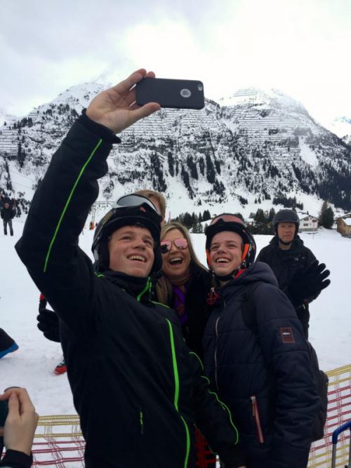 Diese beiden glücklichen Zaungäste des Fotoshootings ergatterten ein Selfie mit Königin Máxima. Fotos: VN/Stiplovsek, js