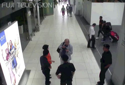 Diese Videoaufnahmen zeigen Kim Jong-nam nach der Attacke im Gespräch mit dem Flughafen-Personal. Foto: AP