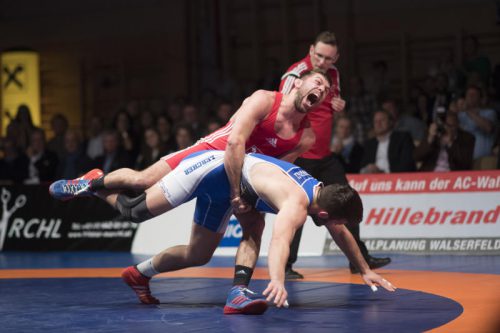 Dominic Peter (in Rot) eroberte in der Klasse bis 97 kg den Staatsmeistertitel. foto: schaad